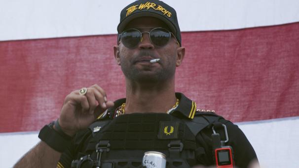 <p>Der Anführer der „Proud Boys“, Henry „Enrique“ Tarrio, war noch vor der Kundgebung von einem Gericht angewiesen worden, Washington zu verlassen.</p>