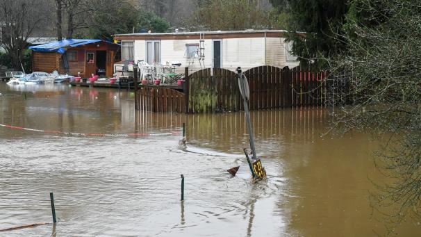 <p>Die Ourthe trat am Samstag über die Ufer. Hier ein Bild aus Esneux, wo ein Campingplatz evakuiert werden musste.</p>