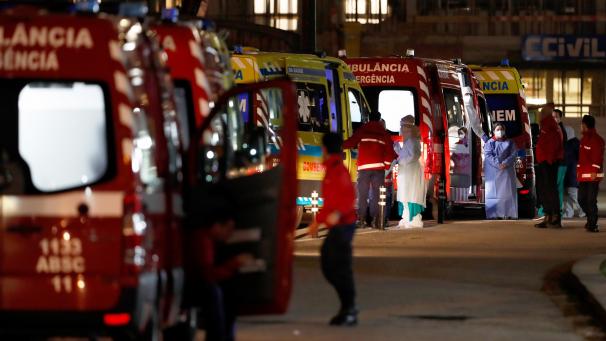 <p>Mehr als 30 Krankenwagen stehen Schlange, um ihre Covid-19-Patienten in einem portugiesischen Krankenhaus an die Sanitäter zu übergeben.</p>