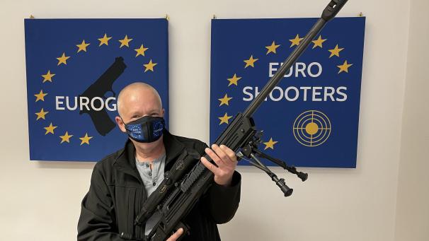 <p>Markus Schwaiger, österreichischer Waffenhändler, zeigt die Repetierbüchse Savage Arms Kal. 338 Lapua Magnum.</p>