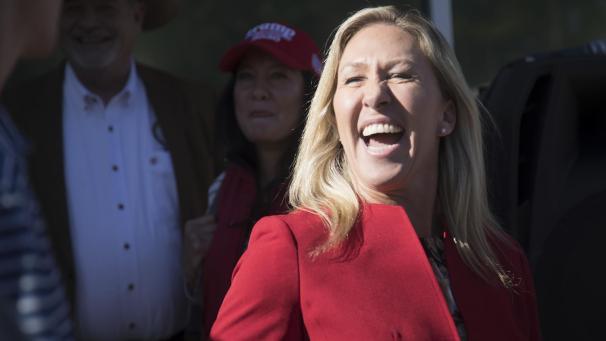 <p>Die frisch gewählte republikanische Kongressabgeordnete Marjorie Taylor Greene lacht während einer Wahlkampfkundgebung Ende November 2020.</p>