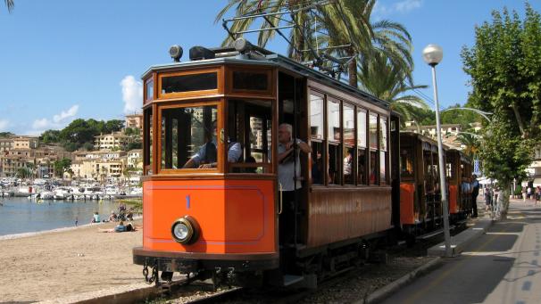 <p>Die als „Roter Blitz“ bekannte Straßenbahn</p>