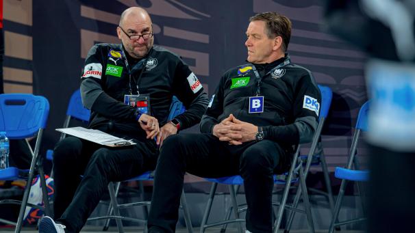 <p>Erik Wudtke (links neben Trainer Alfred Gislason) während des Hauptrundenspiels gegen Spanien</p>