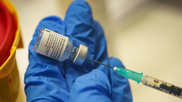 <p>Ein Arzt bereitet eine Dosis mit dem Impfstoff von Biontech/Pfizer für eine Impfung vor.</p>