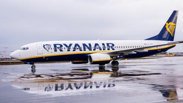 <p>Eine Ryanair-Maschine spiegelt sich auf dem Flughafen Frankfurt (FRA) auf dem regennassen Rollfeld.</p>