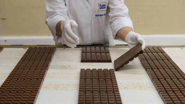 <p>Eine deutsche Verordnung schreibt vor, dass Schokolade Zucker beinhalten muss. Ein Problem für Ritter Sport, dessen neues Produkt gänzlich aus Kakao besteht.</p>