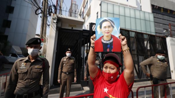 <p>Eine in Thailand lebende Burmese hält bei einer Demonstration ein Bild der myanmarischen faktischen Regierungschefin Aung San Suu Kyi.</p>