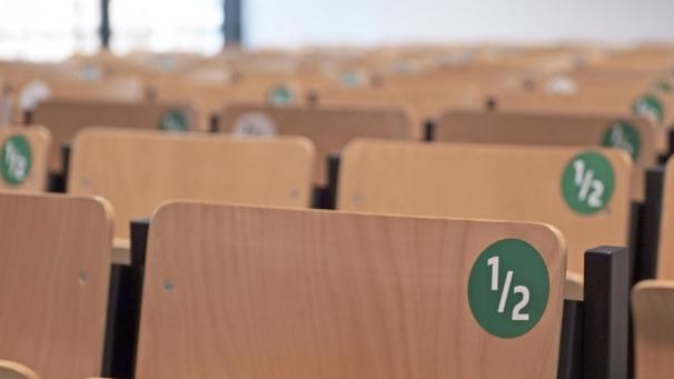 <p>Ein leerer Hörsaal an der Uni Gent</p>