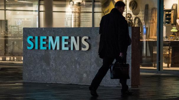 <p>Siemens Energy ist zurück in den schwarzen Zahlen. Die Notwendigkeit zu einem tiefgreifenden Umbau sieht das Unternehmen dennoch und will 7.800 Jobs im Geschäft mit fossiler Energie abbauen.</p>