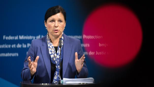 <p>Vera Jourova ist Vizepräsidentin der EU-Kommission. Die aus Tschechien stammende Liberale überwacht unter anderem die Einhaltung der Grundrechte in den EU-Mitgliedsstaaten.</p>