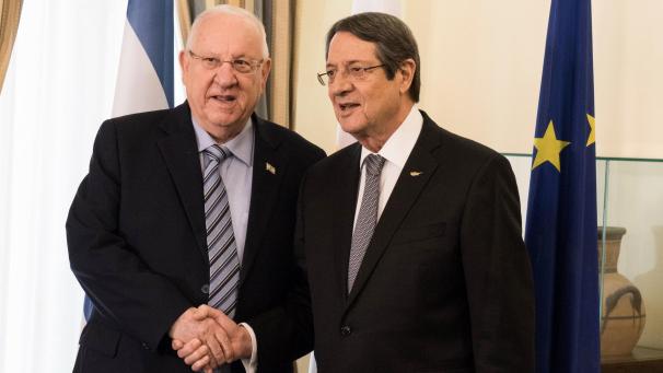 <p>Ein Schnappschuss vor Corona: Der zypriotische Präsident Nicos Anastasiades schüttelt dem israelischen Präsidenten Reuven Rivlin (links) bei ihrem Treffen im Präsidentenpalast in Nikosia die Hand.</p>