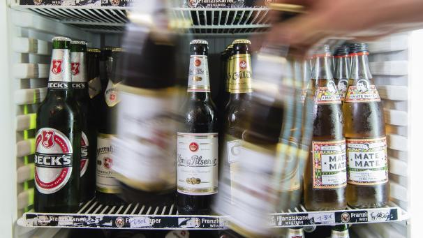 <p>Die Jugendlichen wurden zu ihrem eigenen Verhalten befragt und dazu, wie sie das Verhalten ihrer Altersgenossen in Bezug auf den Konsum von Alkohol, Cannabis und „Gaming“ (Umgang mit Computerspielen) einschätzen.</p>