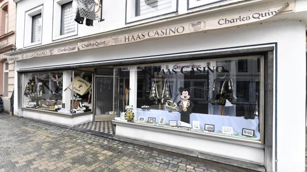 <p>In der Unterstadt wurden diese Schaufenster geschmückt – so soll ein wenig jecke Stimmung aufkommen.</p>