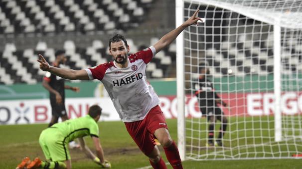 <p>imon Engelmann von Essen jubelt nach seinem 2:1.</p>