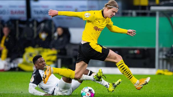 <p>Dortmunds Erling Haaland (rechts) in Aktion gegen Paderborns Frederic Ananou.</p>