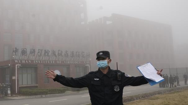 <p>Eine Sicherheitsperson weist Journalisten vom Wuhan Instituts für Virologie (WIV) ab, nachdem ein Team der Weltgesundheitsorganisation (WHO) eintraf. Internationale Experten haben in der chinesischen Stadt Wuhan ein Forschungszentrum besucht, das im Mittelpunkt von Spekulationen über den Ursprung des Coronavirus steht.</p>