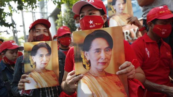 <p>In Thailand lebende Burmesen halten bei einer Demonstration Bilder der myanmarischen faktischen Regierungschefin Aung San Suu Kyi.</p>