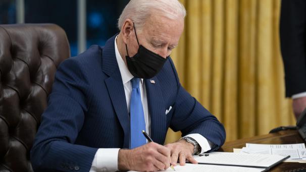 <p>Joe Biden, Präsident der USA, unterzeichnet eine Executive Order zur Einwanderung im Oval Office des Weißen Hauses.</p>