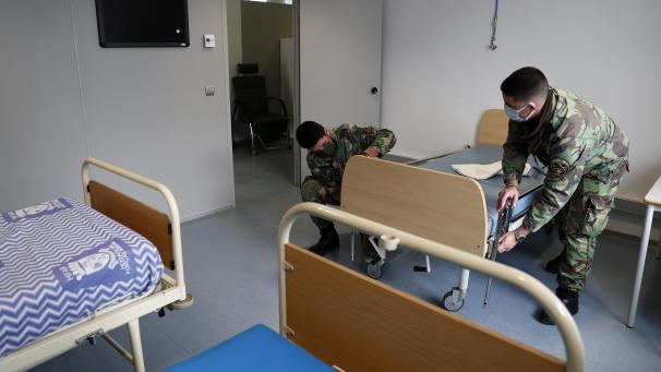 <p>Zwei Soldaten bereiten in einem portugiesischen Militärkrankenhaus Betten für die neu eingerichtete Corona-Station vor.</p>