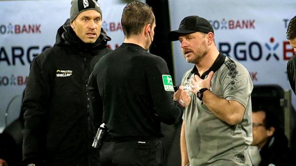 <p>Steffen Baumgart im Zwist mit Schiedsrichter Stieler</p>