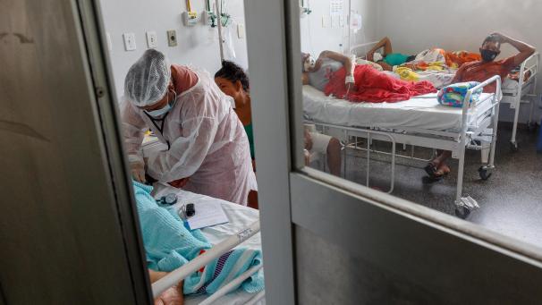 <p>Auf diesem von „Ärzten ohne Grenzen“ zur Verfügung gestellten Bild werden Covid-19-Patienten in einem brasilianischen Krankenhaus behandelt.</p>