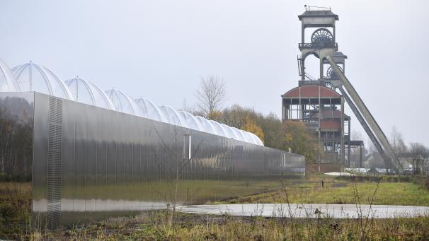 <p>Der Nationalpark „Terhills“ befindet sich auf einem ehemaligen Bergbaugelände. An den früheren Industriestandort erinnert heute u.a. ein Förderturm.</p>