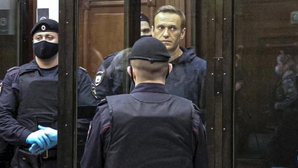 <p>Der russische Oppositionsführer Alexej Nawalny hört das Urteil während einer Anhörung zu einem Antrag des russischen Föderalen Strafvollzugsdienstes, um die Bewährungsstrafe Nawalnys bei der strafrechtlichen Verurteilung von 2014 in eine echte Gefängnisstrafe umzuwandeln.</p>