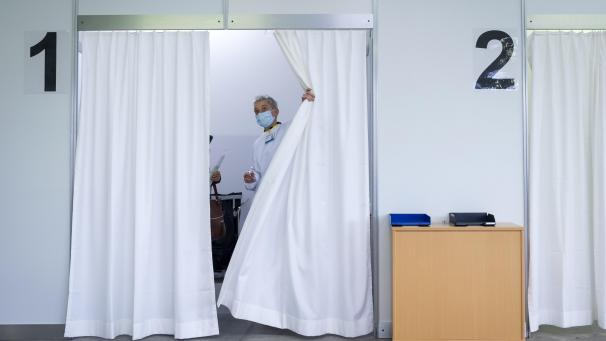 <p>Risikopatienten erhalten die Spritze in einem Impfzentrum.</p>