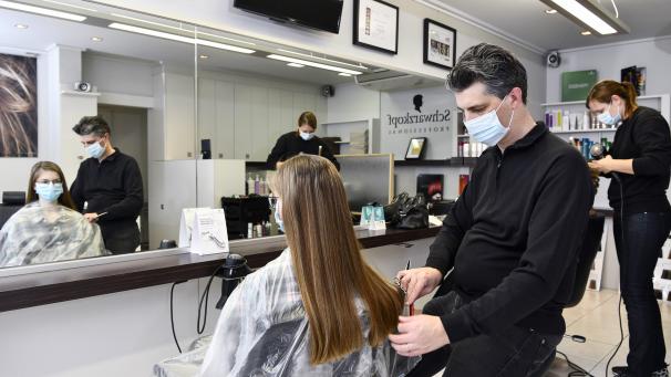 <p>Die aktuellen Corona-Zahlen stützen die Forderung nach einer Wiedereröffnung der Friseurläden.</p>