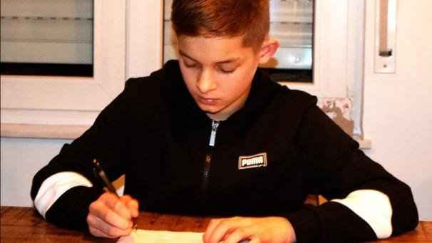 <p>Im heimischen Wohnzimmer unterschrieb Niko Horvat den Werbevertrag mit Puma.</p>