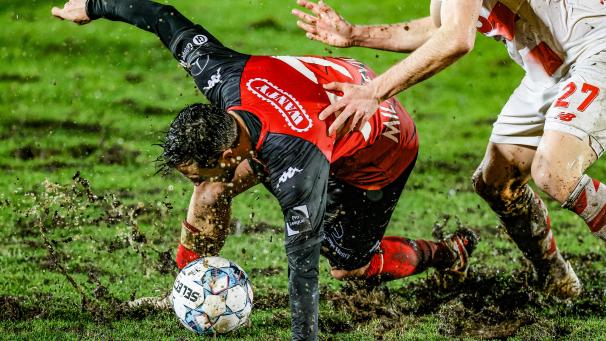 <p>Eine Pokalschlacht, wie sie im Buche steht: Seraing gegen Standard Lüttich</p>