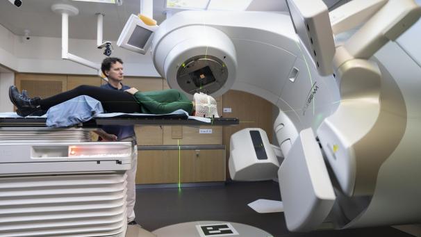 <p>Strahlenbehandlung mit einem medizinischen Elektronen-Linearbeschleuniger: Am 4. Februar findet der Weltkrebstag statt, der zum Ziel hat, die Vorbeugung, Erforschung und Behandlung von Krebserkrankungen ins öffentliche Bewusstsein zu rücken.</p>