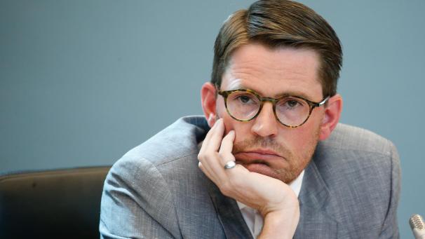 <p>Gil Simon 2017 bei einer Publifin-Anhörung im wallonischen Parlament in Namur.</p>