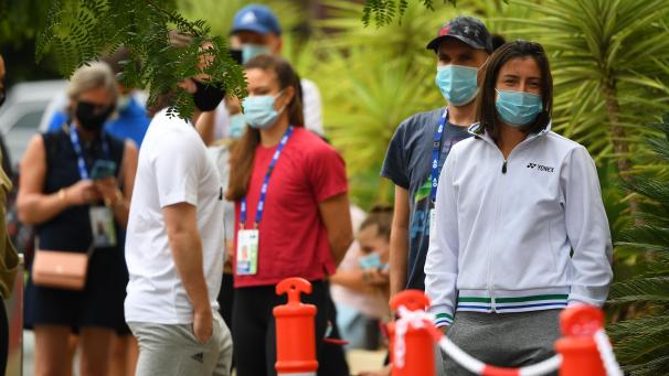<p>Tennissspieler und Offizielle warten am Donnerstagmorgen auf einen Coronatest vor dem View Hotel in Melbourne.</p>