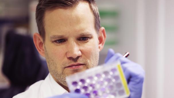 <p>Virologe Hendrik Streeck im Labor: „Das Problem ist nach wie vor, dass wir es nicht schaffen, die Bevölkerung kommunikativ über die nächsten drei Wochen hinaus mitzunehmen.“</p>