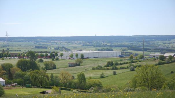 <p>Der Staatsrat hat die am 21. März 2017 erteilte Einzelgenehmigung für den Betrieb einer Kraft-Wärme-Kopplung und Produktionsanlage für Holzbriketts auf dem Gelände der EMZ-Werke in Merlscheid aufgehoben.</p>