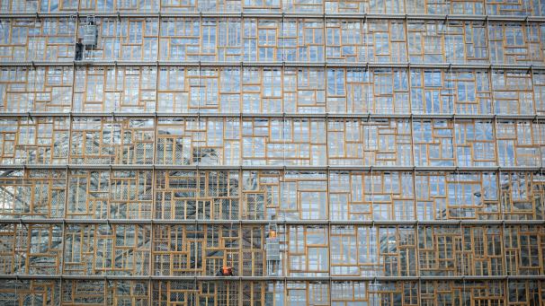 <p>Fensterreiniger arbeiten am Europagebäude, damals noch im Bau, in Brüssel. Transparency International fordert unter anderem die Einführung eines unabhängigen EU-Ethikgremiums zur Überwachung der Institutionen.</p>