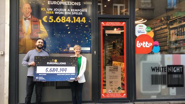 <p>Shop-Besitzer und Gewinnlos-Aussteller Hagopian Bedig erhielt von Liliane Goor einen symbolischen Scheck.</p>