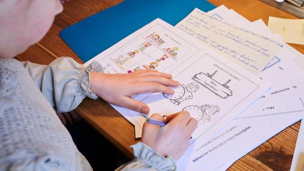 <p>Kinder sind die potenziellen ÖSHZ-Kunden von morgen. Daher setzt man in Raeren auf die Hausaufgabenschule.</p>