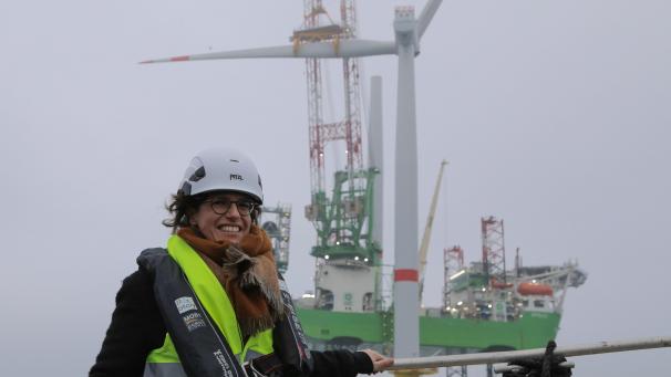 <p>Energieministerin Tinne Van der Straeten (Groen) bei einem Pressetermin zum „SeaMade Offshore Windpark“ in der Nordsee.</p>