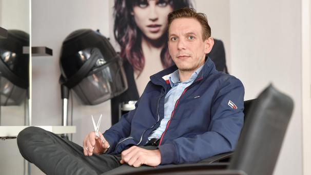 <p>Friseur Frederic Collas in seinem Salon in der Eupener Paveestraße: „Das Ganze zehrt schon an den Nerven. Man müsste uns eine klare Perspektive geben.“</p>