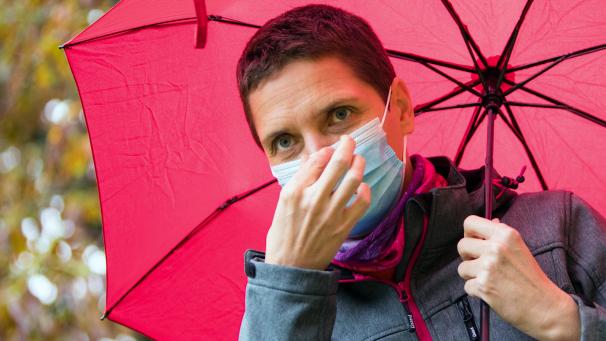 <p>Regelmäßig wechseln und nicht zu lange am Stück tragen: So ist die Haut vom Maskentragen weniger irritiert.</p>