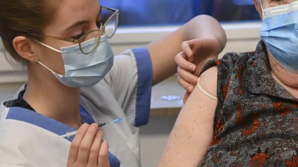 <p>Impfung in einem Alten- und Pflegeheim in Landenne (Provinz Namur).</p>