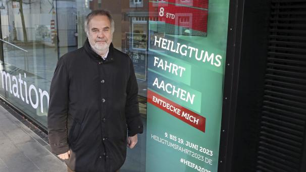 <p>Dompropst Rolf-Peter Cremer mit dem umgestellten Countdownzähler</p>