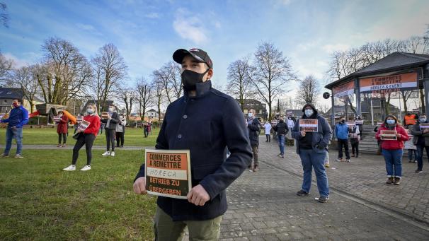 <p>Zur stillen Kundgebung des Horeca-Sektors hatten sich am Freitagnachmittag 85 Vertreterinnen und Vertreter aus dem ostbelgischen Gastronomiegewerbe sowie aus der Zulieferbranche auf dem Bütgenbacher Marktplatz eingefunden.</p>
