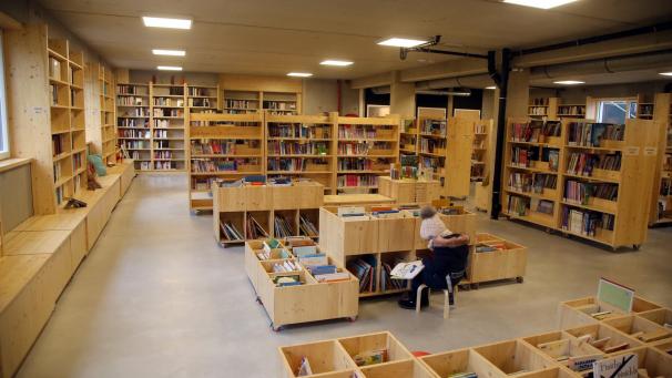 <p>Hell und freundlich präsentieren sich die neuen Räumlichkeiten der Bibliothek im Keller der Service-Residenzen in Weismes.</p>