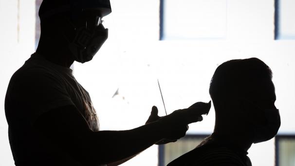 <p>Friseure dürfen ab 13. Februar, unter strengen Auflagen, wieder Kunden empfangen</p>