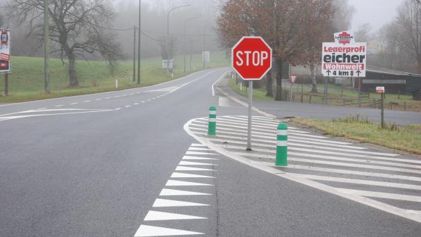 <p>Wer von der Autobahn E 42 in St.Vith abfährt, muss jetzt zwingend anhalten, wenn er auf die Regionalstraße N62 einbiegt.</p>