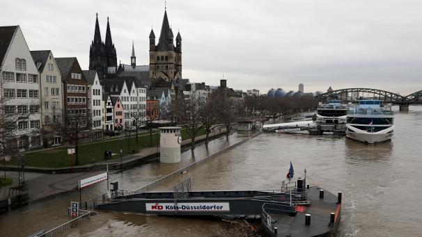 <p>Der Rhein überflutet Teile der Promenade.</p>