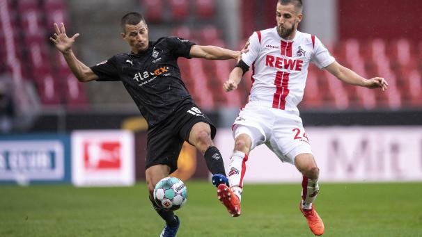 <p>Kölns Dominick Drexler (rechts) und Gladbachs Stefan Lainer kämpfen um den Ball.</p>